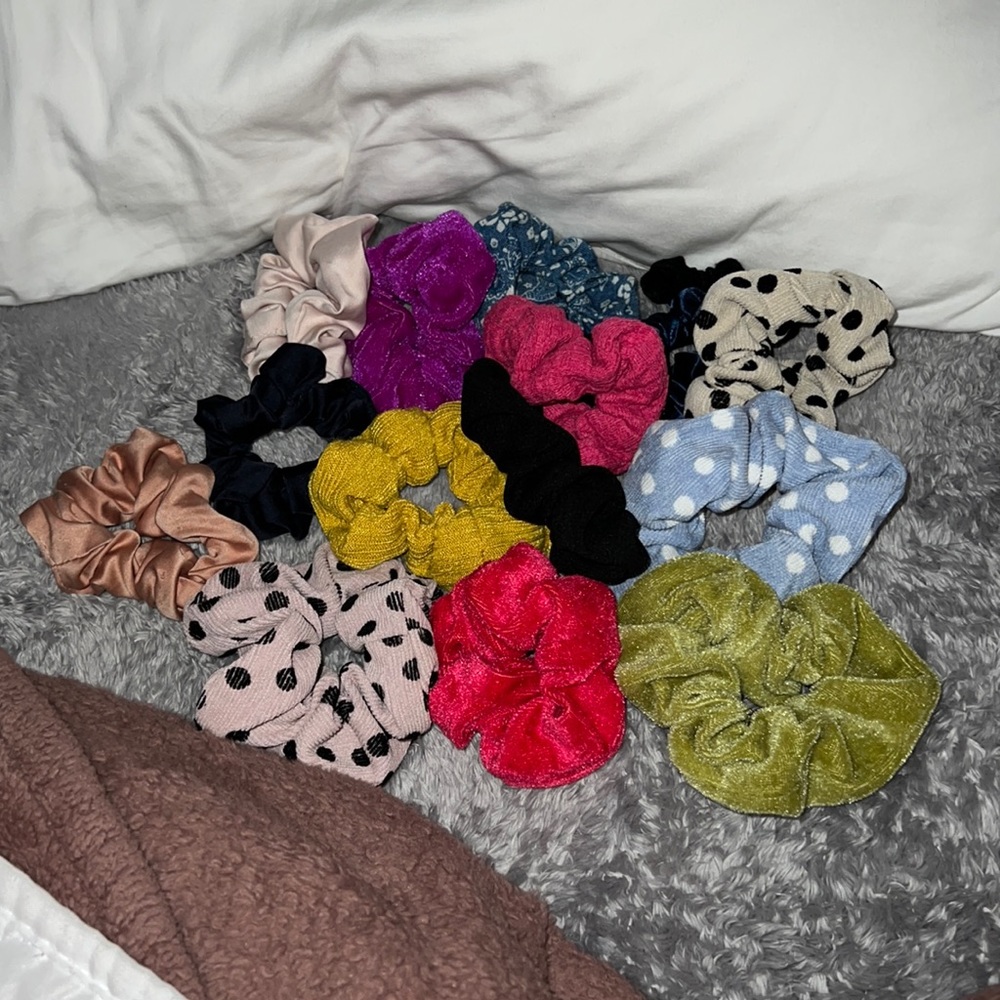 Handful of scrunches + bow hair piece